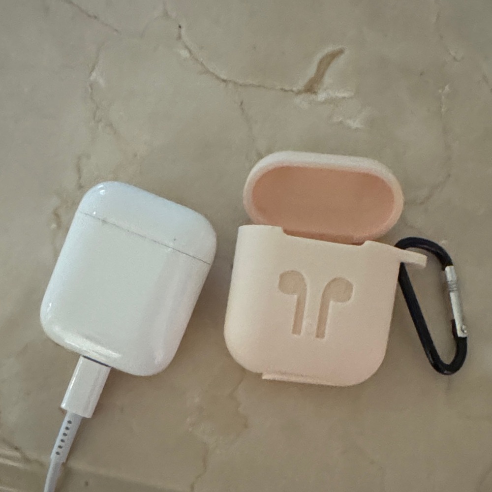 AirPods with Silicone Earbuds Case